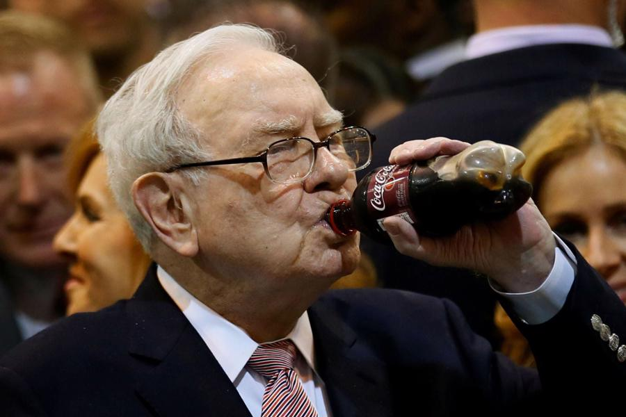 Không chỉ cổ phiếu Coca-Cola, đồ uống của hãng này cũng được ông Buffett yêu thích đến mức uống tới 5 lon một ngày - Ảnh: Getty Images