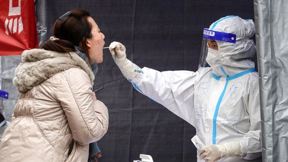 Xi'an: Cries for help and food in quarantined Chinese city - BBC News