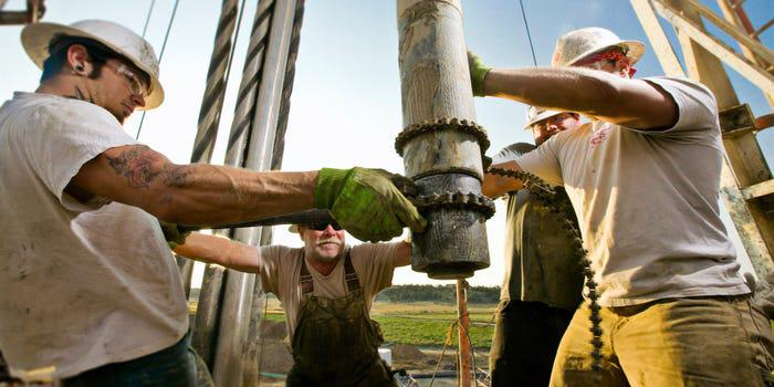 Căng thẳng Nga - Ukraine gây áp lực lớn tới giá dầu - Ảnh: Reuters