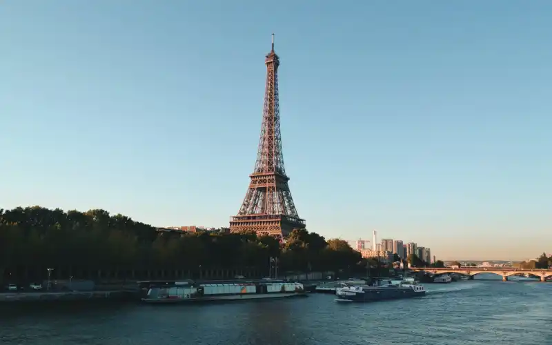 French services growth in December slightly below initial reading -PMI - The Dispatch by CDE News