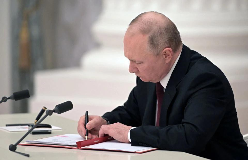 Tổng thống Putin ra lệnh đưa binh sĩ sang đông Ukraine - Thế giới - Việt Giải Trí
