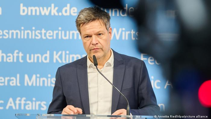 Green minister Habeck scrambles on energy amid Ukraine conflict | News | DW | 28.02.2022