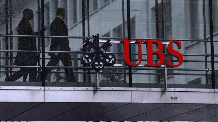 UBS giảm 11% lợi nhuận trong quý hai vì cảnh báo các khoản lỗ tín dụng tiếp tục