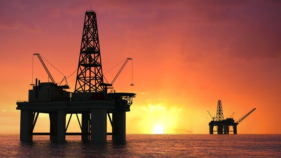 Ukraine conflict: Petrol at fresh record as oil and gas prices soar - BBC News