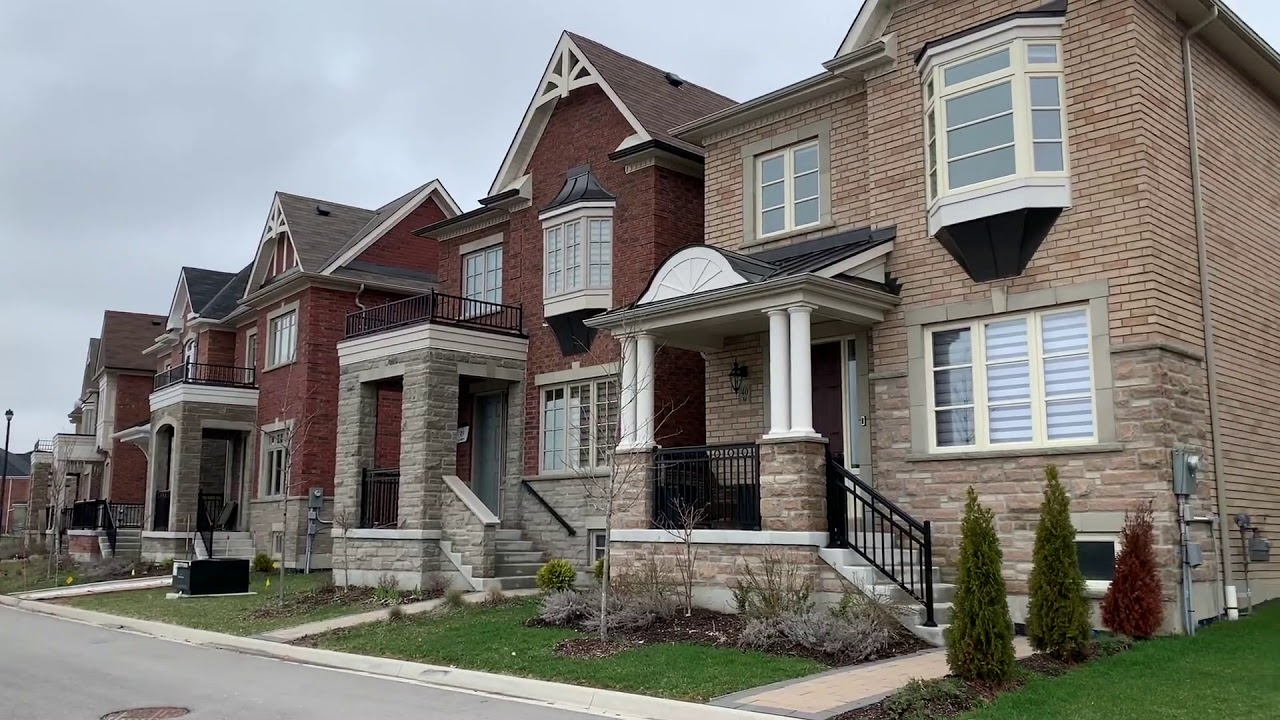 What does typical Canadian house look like. New neighbourhood - YouTube