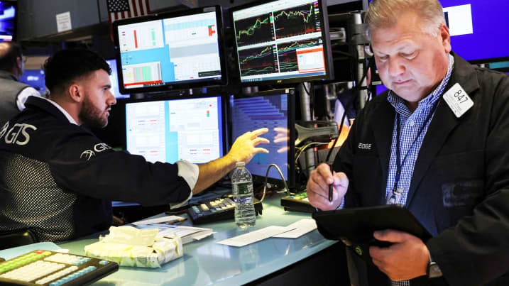 Traders work on the floor of the New York Stock Exchange (NYSE) in New York City, U.S., August 15, 2022. REUTERS/Brendan McDermid