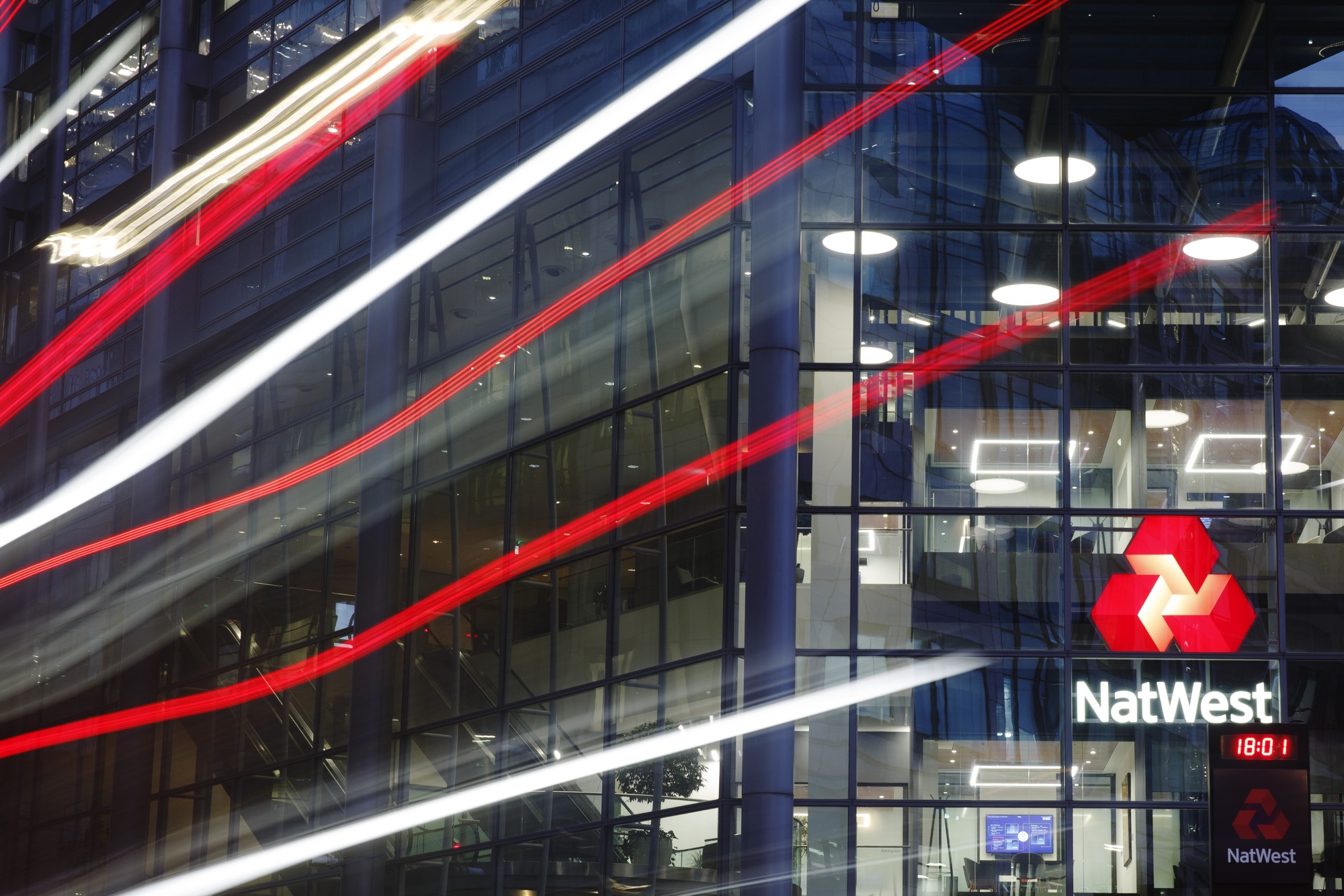 Trader ngân hàng NatWest bị cảnh báo đỏ trước lỗi quản trị rủi ro