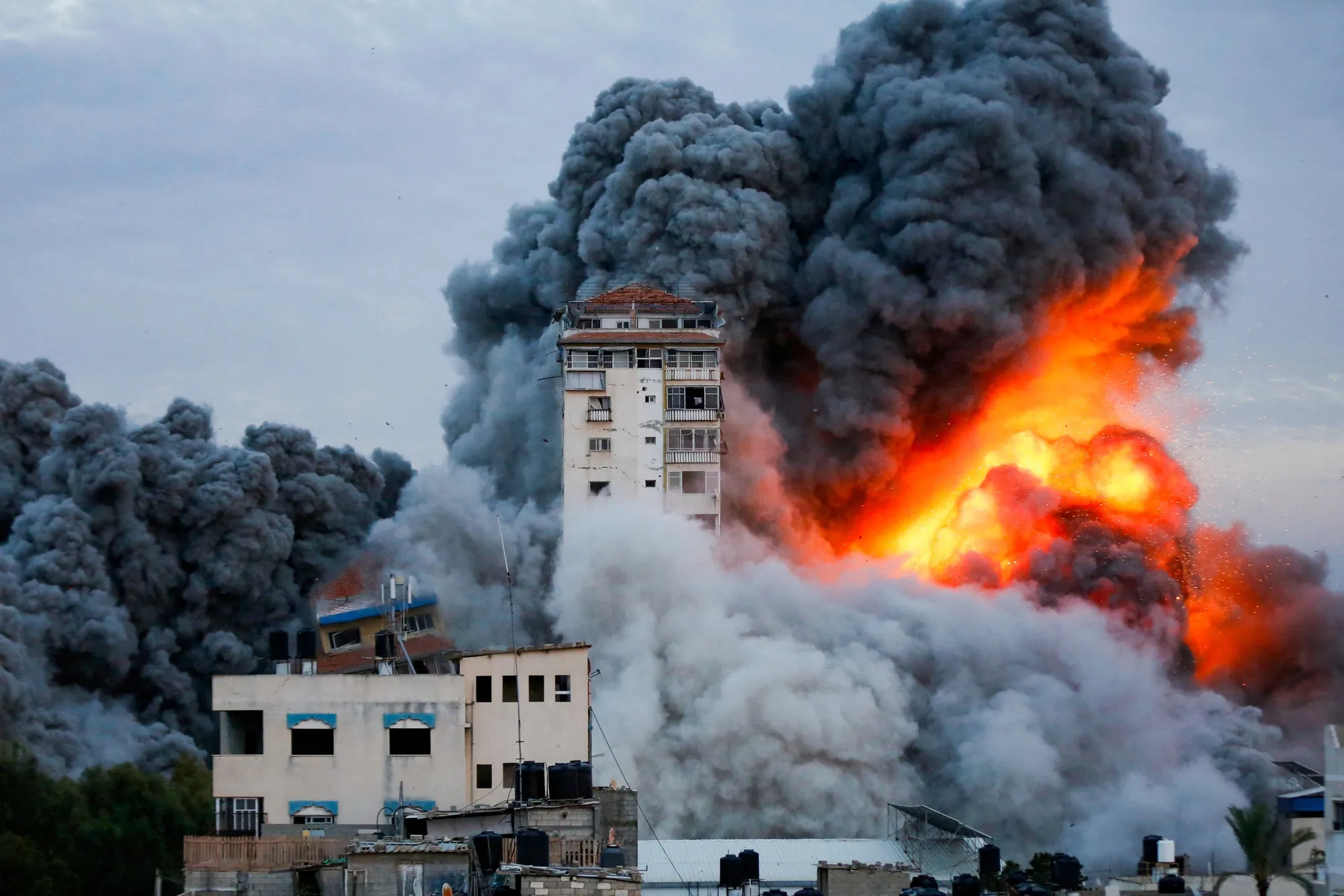 Giá dầu tăng vọt giữa xung đột Israel-Hamas