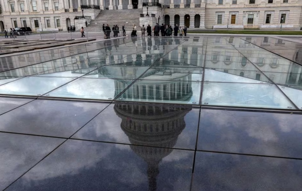 M&aacute;i v&ograve;m của Điện Capitol phản chiếu b&ecirc;n ngo&agrave;i t&ograve;a nh&agrave; Điện Capitol ở Washington, Mỹ ng&agrave;y 22/9/2023. Ảnh: Reuters
