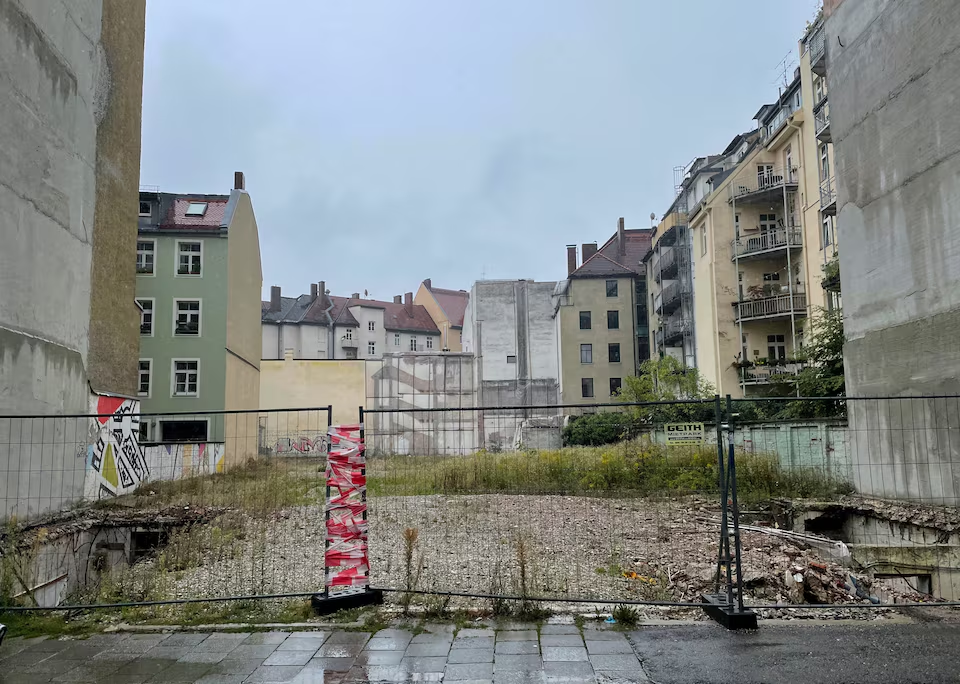 The stalled sale of one of GermanyÕs most expensive apartments is at the center of the nation's worst real-estate crisis in decades