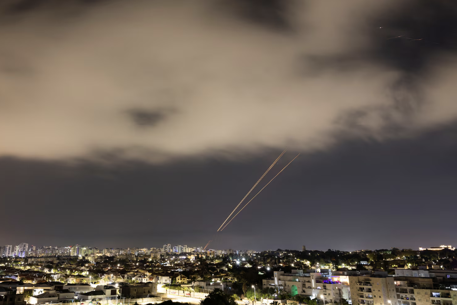 Iran phóng hàng trăm máy bay không người lái nhắm vào Israel