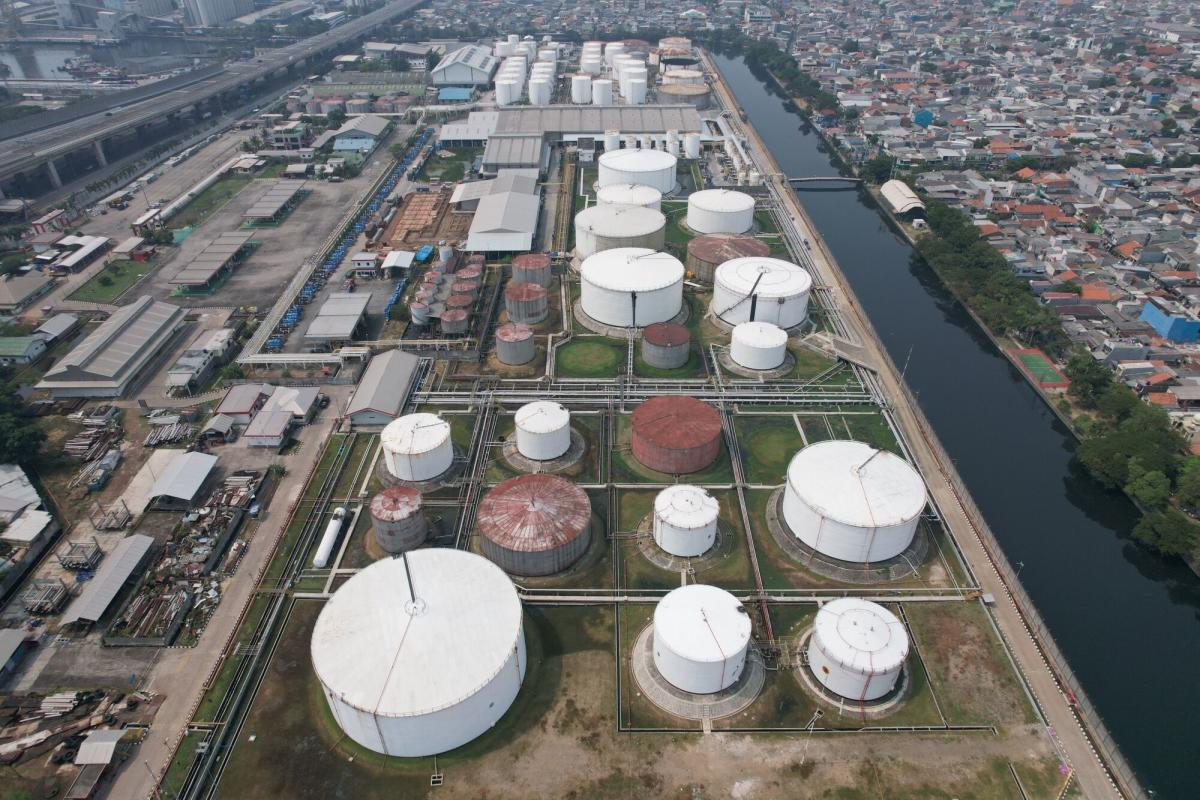 Oil Set to Eke Out Weekly Gain as Supply and Inflation Set Tone