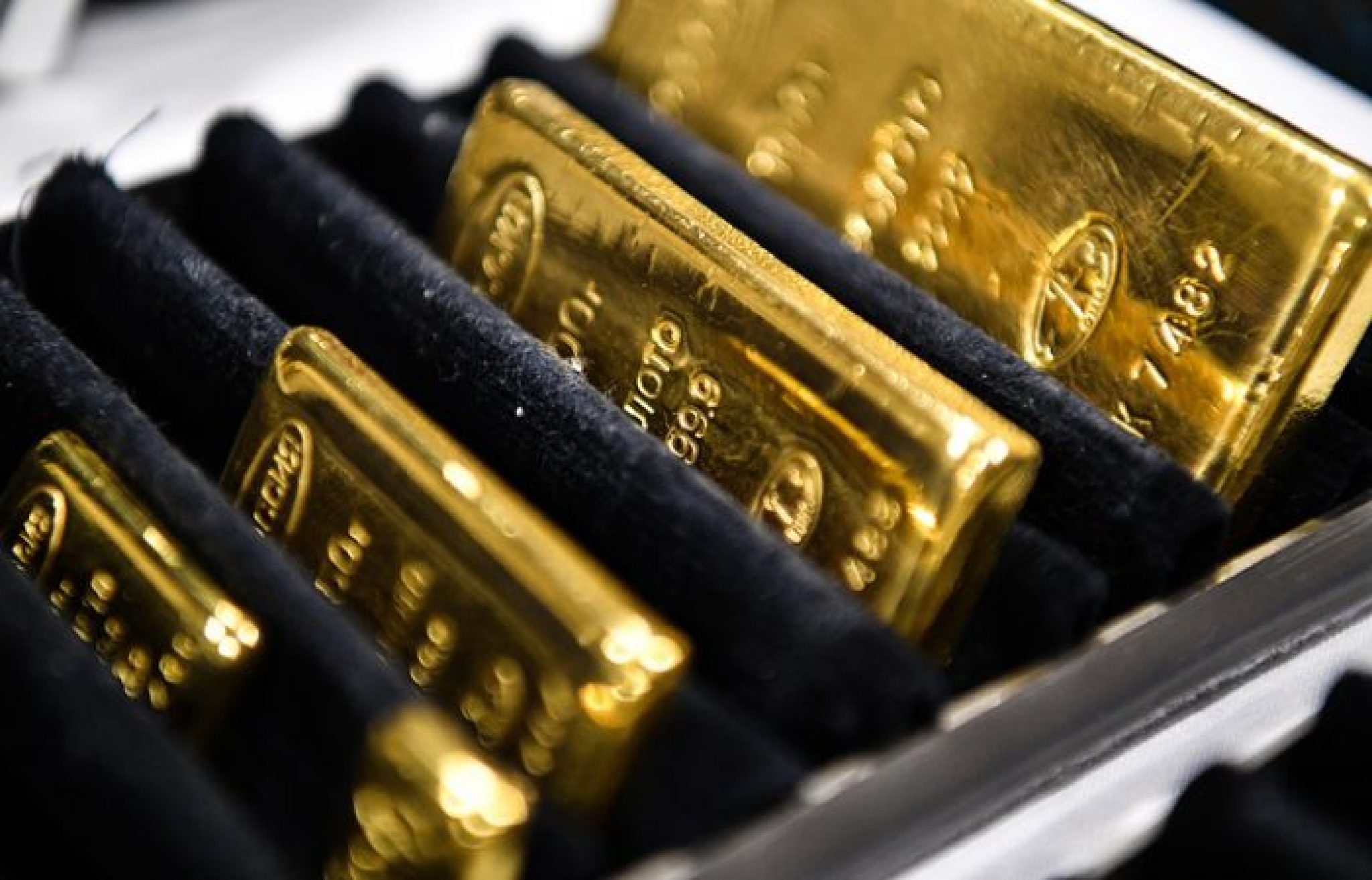 Giá vàng hôm nay 15/07: Áp lực bán phai mờ, vàng thế giới kéo về 2,410 USD/ounce; vàng SJC tưởng chừng đã thức giấc