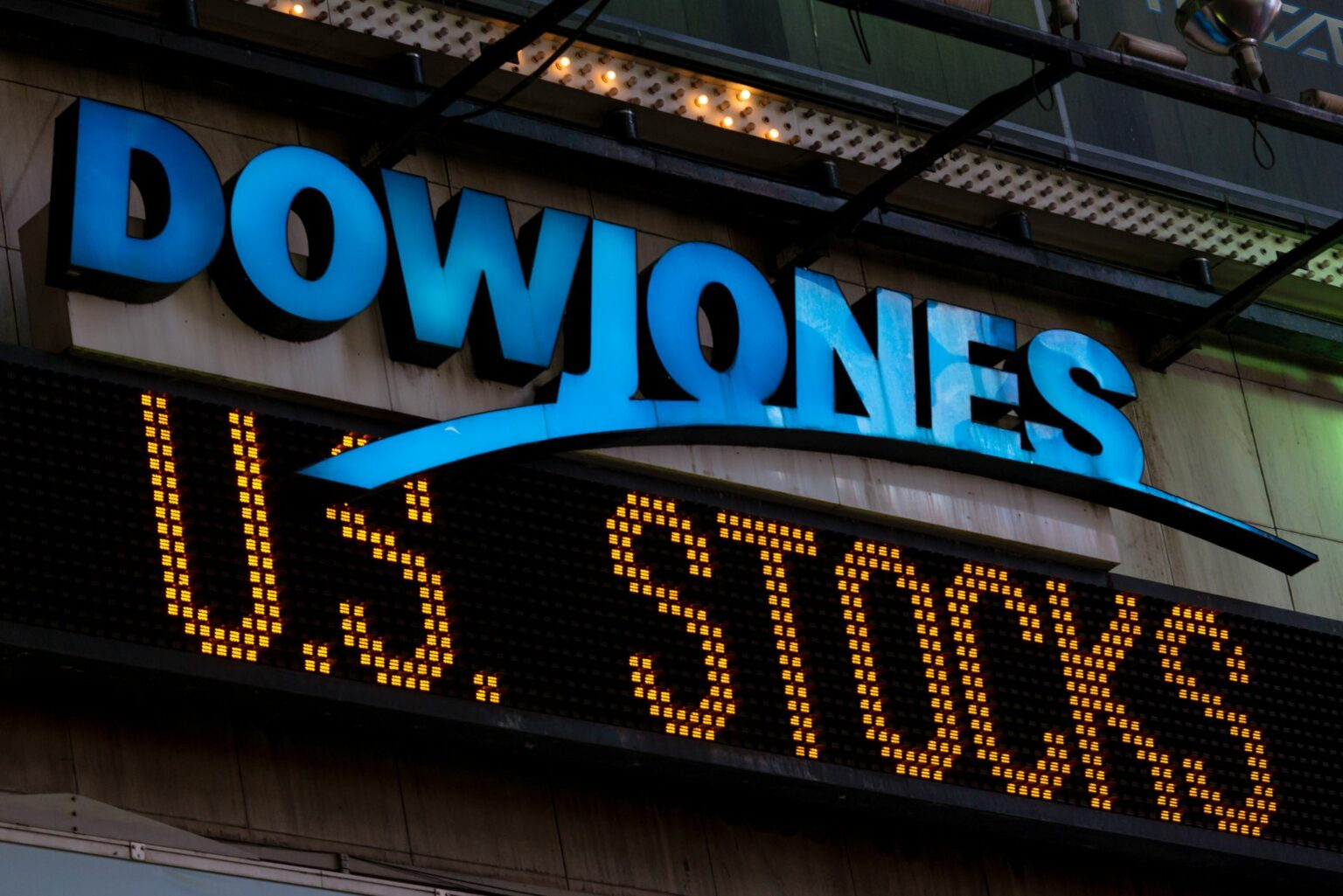 Chỉ số Dow Jones 30 giảm hơn 700 điểm sau khi dữ liệu PMI Sản xuất ISM được công bố, nhưng triển vọng nhìn chung vẫn tích cực
