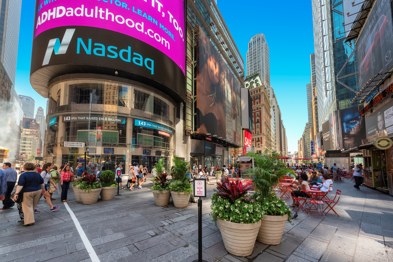 Cơn lốc tin tức đẩy Nasdaq 100 lên đỉnh lịch sử mới