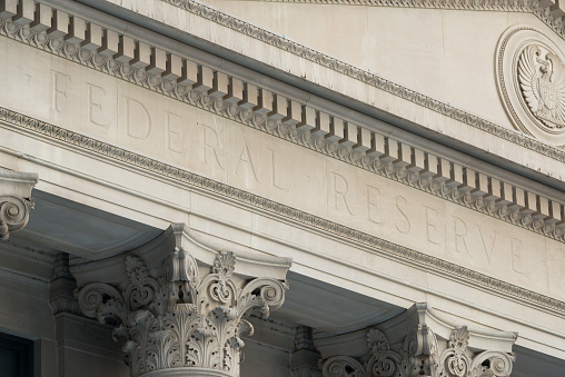 Dự báo cuộc họp FOMC: Fed sẽ giữ nguyên lãi suất, tác động đến DXY và vàng