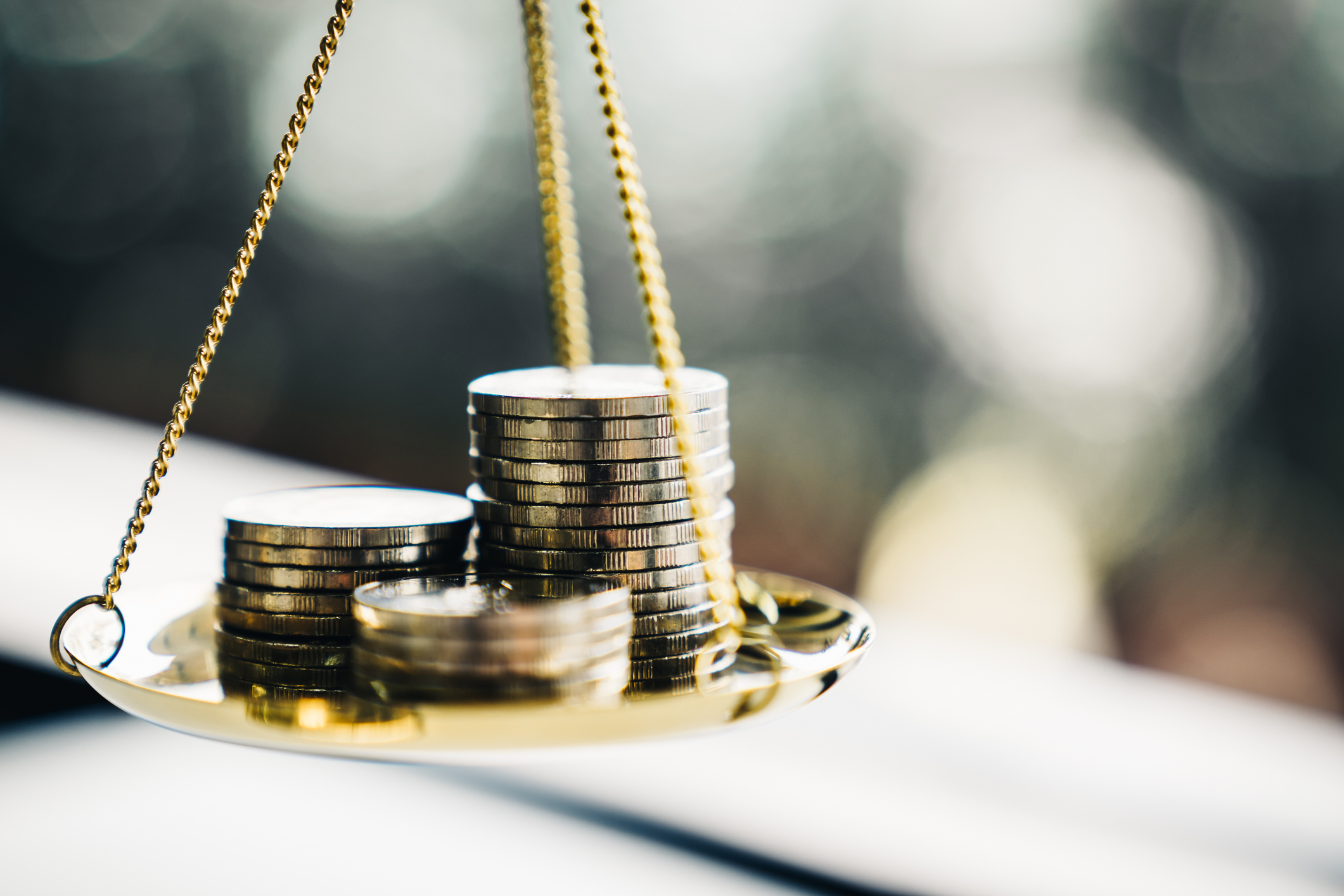 Giá vàng vượt 5,000 USD rồi lao dốc trong biến động lịch sử