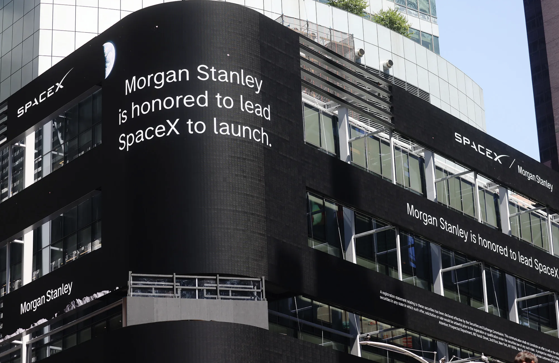 SpaceX chào sàn Nasdaq: Cổ phiếu mở cửa ở mốc $150, Elon Musk trở thành người đầu tiên có hơn 1000 tỷ USD trên thị trường chứng khoán